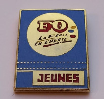 P52 Pin's SYNDICAT FO La Force En Liberté Jeunes Qualité EGF Achat Immédiat - Administration