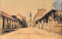 NEUVILLE-de-POITOU (Vienne) - Rue Victor Hugo Et Eglise - Carte Toilée Couleurs - Voyagé 1906 (2 Scans) - Neuville En Poitou