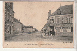 18 - CHATEAUMEILLANT - Avenue De La République Animée - Café Du Commerce - Châteaumeillant