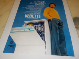 ANCIENNE PUBLICITE LA VAISSELLE C EST UNE AFFAIRE D HOMME AVEC VEDETTE 1973 - Otros Aparatos