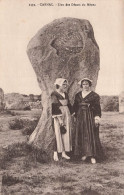 FRANCE - Carnac - L'un Des Géants Du Ménec - Femmes En Tenues Traditionnelles - Carte Postale Ancienne - Carnac