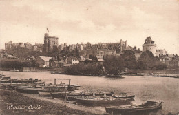 ROYAUME-UNI - Windsor Castle - Vue Au Loin Du Château - Des Bateaux - Des Maisons Au Alentours - Carte Postale Ancienne - Windsor Castle