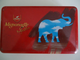 Boîte En Métal 2006 -  Côte D'or, Mignonnette, Belgian Artists  - Illustration "à La René Magritte", Eléphant - Dosen