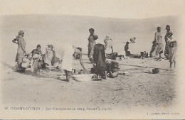 Algérie )    COLOMB BECHAR - Les Sénégalaises Au Camp Faisant La Popote - Bechar (Colomb Béchar)