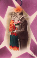 COUPLES - Une Femme Tenant Un Bouquet De Fleur - Un Homme - Un Couple S'enlaçant - Carte Postale Ancienne - Couples