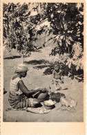 RWANDA - Fabricante De Pots - Pottendraaister - Une Femme En Train De Concevoir Des Pots - Carte Postale Ancienne - Ruanda