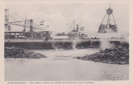 486741Zuiderzeewerken, Op Enkele Meters Na Houdt De Zuiderzee Op Te Bestaan.  - Den Oever (& Afsluitdijk)