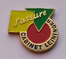 S07 Pin's Cabinet Leininger J'assure Assurances Strasbourg Alsace Dentiste Avocat Justice Dent  Achat Immédiat - Medical