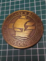 KADEWE BERLIN, MAGASIN OUEST ALLEMAND DEPUIS 1907, PLAQUE, BOUCLE ,? - Professionnels/De Société