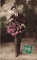 FANTAISIES - Un Homme Tenant Un Panier De Fleurs - Colorisé - Carte Postale Ancienne - Männer