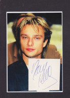Autographe Signature De David Hallyday Chanteur Petit Carton Contrecollé Sur Photo - Sänger Und Musiker