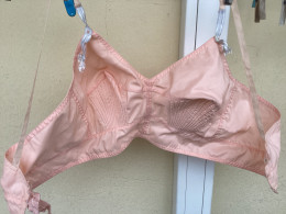 Ancien Soutien-gorge, En Nylon Rose, Orangé En Très Bon état Madine France - Lingerie