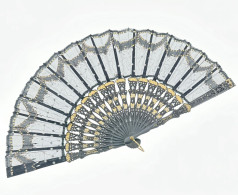 Très Bel éventail Ancien En Bois Sculpté Doré, Tulle Brodée De Paillettes. Maison Goossens.  21 Cm, Ouvert 41 Cm - Fans