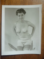 PHOTO Originale Des Années 60 - Jeune Femme En Bas Et Petite Culotte - Unclassified