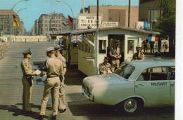 Berlin Animée Checkpoint Charlie Police Voiture Frontière Militaria Military - Berlijnse Muur