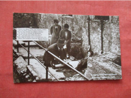 Kissing The Blarney Stone.  Cork Ireland > Cork   Ref 6351 - Cork