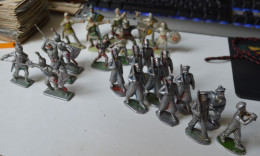 Lot De 24 Soldats Et Chevaliers Quiralu , Starlux Et Crescent Toys - Quiralu