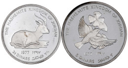 2 Silbermünzen: 2 1/2 Dinar 1977, Sandgazelle Und 3 Dinar 1977, Nektarvogel. Geringe Auflagen. In Kapseln. BU. Schön 33, - Jordanien