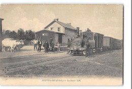 CPA 37 Neuvy Le Roi La Gare Et Le Train Tramway - Neuvy-le-Roi