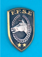 Broche En Métal - FFSE Fédération Française De Sports Equestres - JL Bina 1966 - Pas Un Pin's - Arthus Bertrand - Reiten