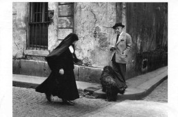 Robert DOISNEAU - Jacques Prévert Regarde Passer Une Bonne Soeur - 1952 - Doisneau