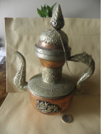 UNE RARE ANCIENNE EN CUIVRE ET MÉTAL BLANC, THÉIÈRE RELIGIEUSE TIBÉTAINE 'NEPAL DRAGON' - Asian Art