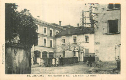 BEAUREPAIRE . Rue Français En 1931 . Les écoles . La Mairie . CPA Animée - Beaurepaire