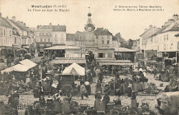 Monthléry * La Place Un Jour De Marché * Foire Marchands - Montlhery