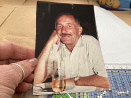 Photo Snapshot 1990' Photo, Couleur Homme, Assis Devant Son Assiette, Verre De Rosé, La Main Sur La Joue Personne âgée - Objets