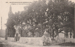 Plomodiern (29 - Finistère) L'Eglise Et L'Arc De Triomphe De Sainte Marie Du Menez Hom - Plomodiern