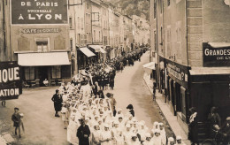 Crémieu * Carte Photo * Congrès Eucharistique Mai 1932 , Arrivée Défile à L'église Par La Grand'rue , 1ère Communiantes - Crémieu