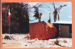 16242 / WALLIS Et FUTUNA Container Défoncé Stèle Drapeau Français Après Cyclone 1990s Photographie 15x10cm - Wallis Et Futuna