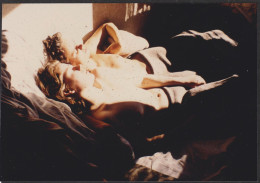 Jolie Photo Amateur (involontairement?) Artistique, Femmes Nues Seins Yeux Fermés Sieste Sommeil Onirisme 12,9x8,9cm - Unclassified