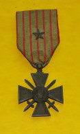 MEDAILLE DE LA CROIX DE GUERRE DE 1914 - 1917 AVEC UNE ETOILE DE CITATION   , REPUBLIQUE FRANCAISE  ,  BON ETAT VOIR PHO - Frankrijk