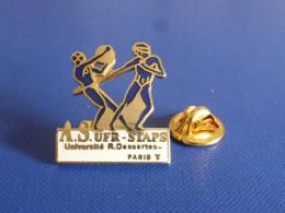 Pin's AS UFR Staps Université R Descartes Paris V 5 - Sport Médecine Lutte école Fac (PT50) - Lutte