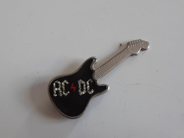 Guitare AC/DC Badge Métal - Varia