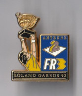 PIN'S    THEME  TENNIS  ROLAND GARROS 92  COUPE ANTENNE 2 FR3   SIGNE  DECAT - Tennis