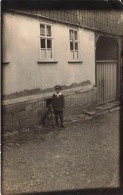 ENFANTS - Un Enfant En Uniforme Dans La Cour - Carte Postale Ancienne - Ritratti