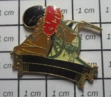 1920 Pin's Pins / Beau Et Rare / THEME : POMPIERS /  SAPEURS POMPIERS POMPE A BRAS ET CASQUE DEBUT 19e S - Bomberos