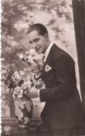 FANTAISIE - Homme - Roses Dans Un Vase - Homme Humant Les Fleurs - Sourir - Mouchoir - Carte Postale Ancienne - Männer