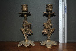 2 Anciens Bougeoirs En Cuivre Ou Laiton Style Rococo à Fleurs (H 17.5 Cm) Luminaire Candélabre Chandelier Bougie Bronze  - Kronleuchter, Kandelaber & Kerzenhalter