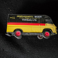 JOUET MINIATURE Camion Publicitaire Automobile Véhicule RENAULT SAVIEM Pub DEMENAGEMENT HUET 78 VERSAILLES Rue P DANGEAU - Commercial Vehicles