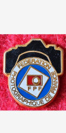 SUPER PIN'S PHOTOGRAPHIE FPF "FEDERATION PHOTHOGRAPHIQUE DE FRANCE" Signé BOUSSEMART - Fotografie