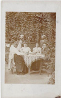 Carte Photo - Allemagne - Groupe De Personnes Assis à Une Table Dans Un Jardin - 1908 - Carte Postale Ancienne - Photographie
