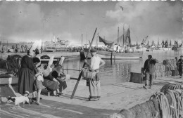 Photographie-Port De Bretagne Avec Personnage-Lieux à Identifier     L2800 - Places