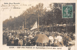 69-LYON- CARTE-PHOTO-  DEFILE PLACE PERRACHE, XXe FÊTE FEDERALE DE GYMNASTIQUE 13/15 AOUT 1910 - Lyon 2