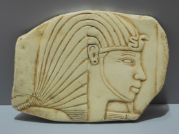 -ANCIENNE PLAQUE PLATRE PEINT PROFIL TETE EGYPTIEN PHARAON COLLECTION DECO XXe    E - Gips