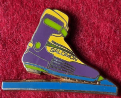 SUPER PIN'S Arthus BERTRAND Base OR " CHAUSSURE De SKI, "SALOMON" Couleur Dont Violet , Zamac Base Or, Format - Arthus Bertrand