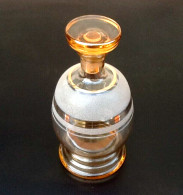 Années 1950  Carafe Bobine à Liqueur Cerclée De Dorure  Verre Givré / Verre Rose Transparent - Glass & Crystal