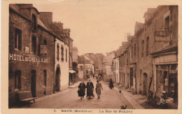 56 BAUD     La Rue De Pontivy     TB PLAN Env. 1940  Avec HÔTEL DU CHEVAL BLANC   Et Commerces.      RARE - Baud